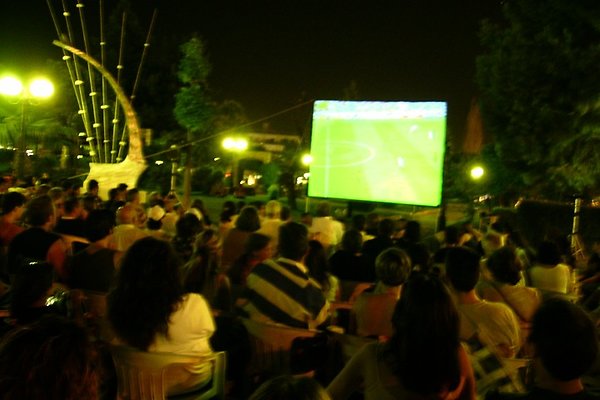 04 We Are The Champions